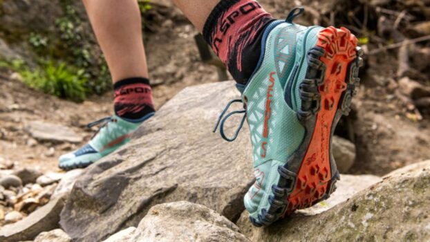 Chaussures de trail sur un rocher.