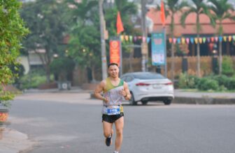 Homme en train de courir sur route avec des chaussures de running