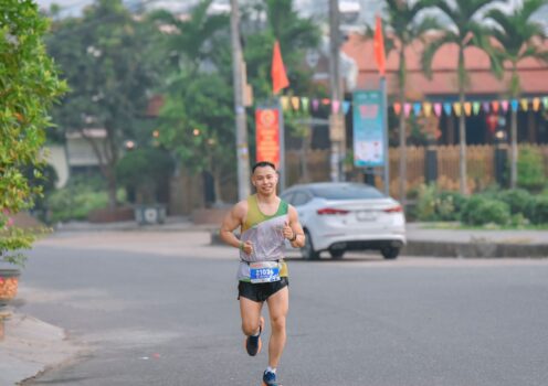 Homme en train de courir sur route avec des chaussures de running